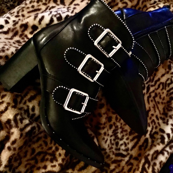 Cool Steve Madden Bootie with studs - Picture 2 of 3